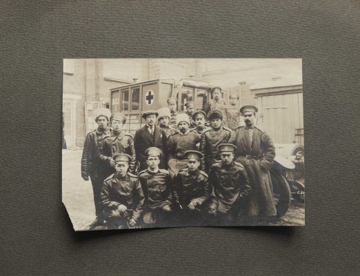 На передовые позиции. [Фотоальбом]. М.: Издание журнала «Автомобилист», 1910-е.
